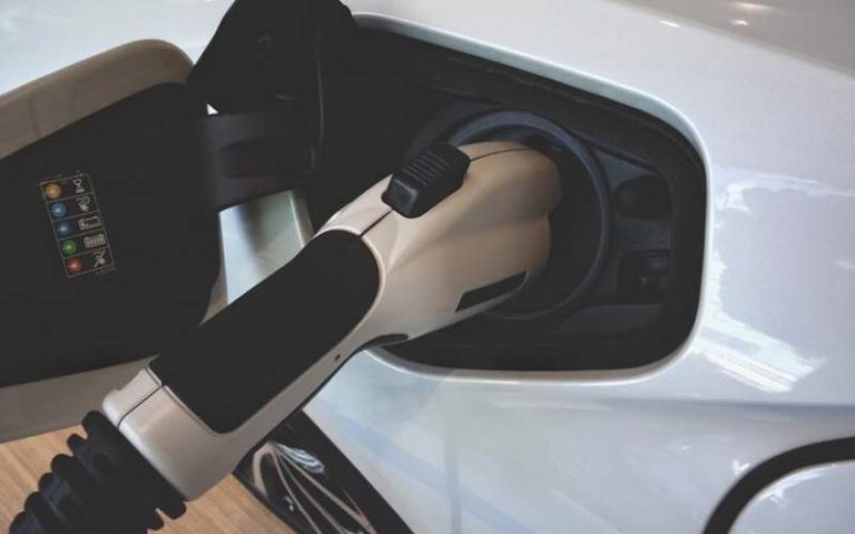 شارژرهای رباتیک خودروهای برقی را شارژ می کنند