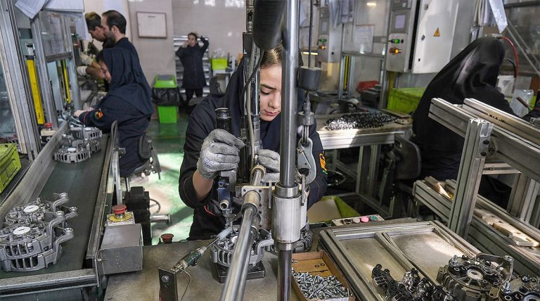 قطعات+خودرو+زنان+کارگر