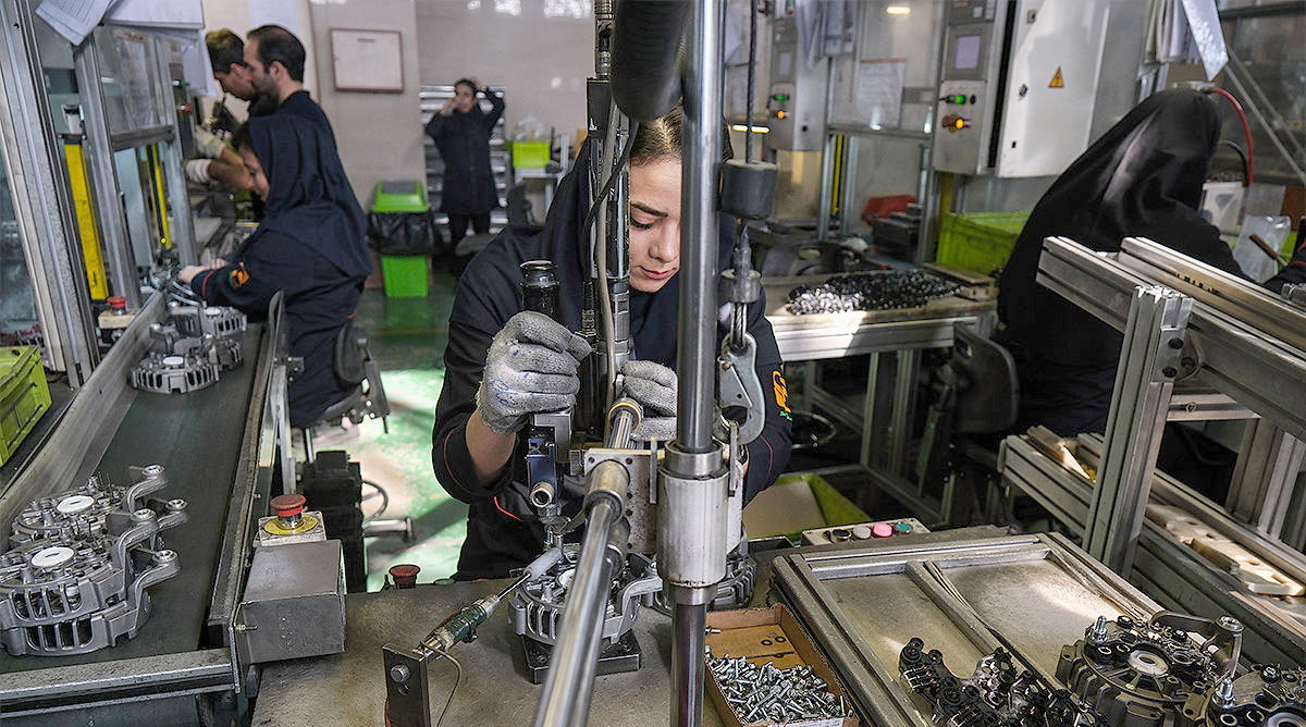 قطعات+خودرو+زنان+کارگر