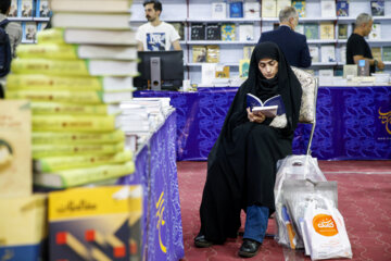 نویسنده دفاع مقدس