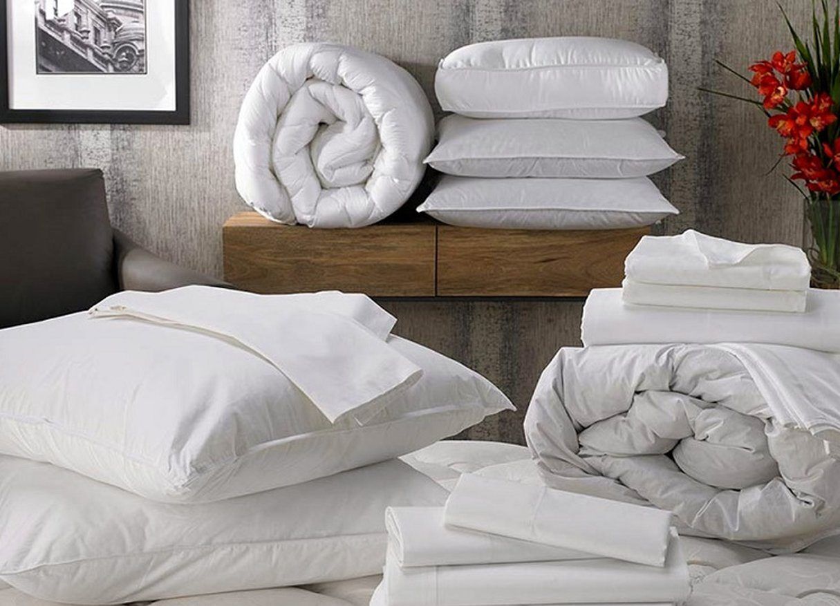 ملحفه‌ها و بالش‌ها