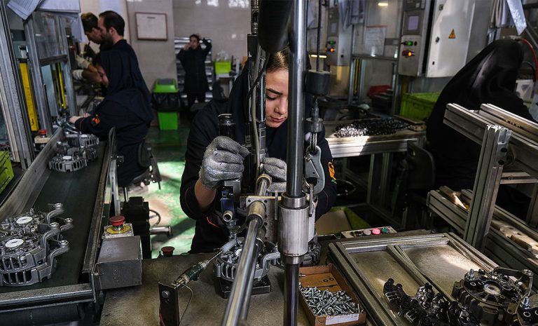 قطعات+خودرو+زنان+کارگر