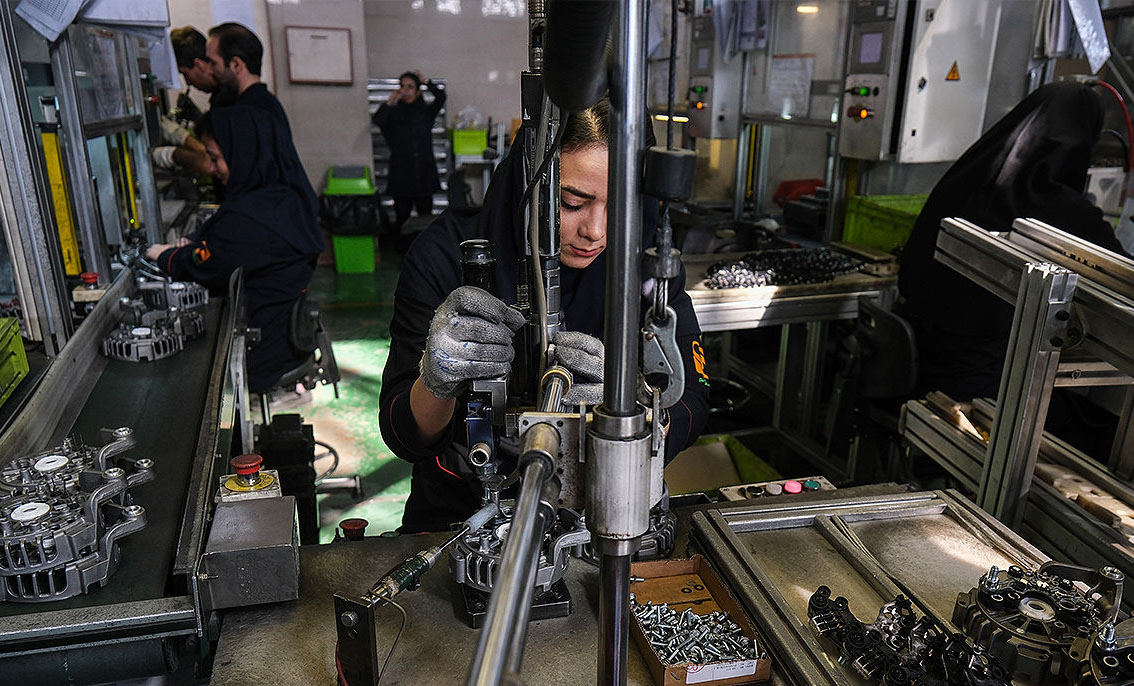 قطعات+خودرو+زنان+کارگر