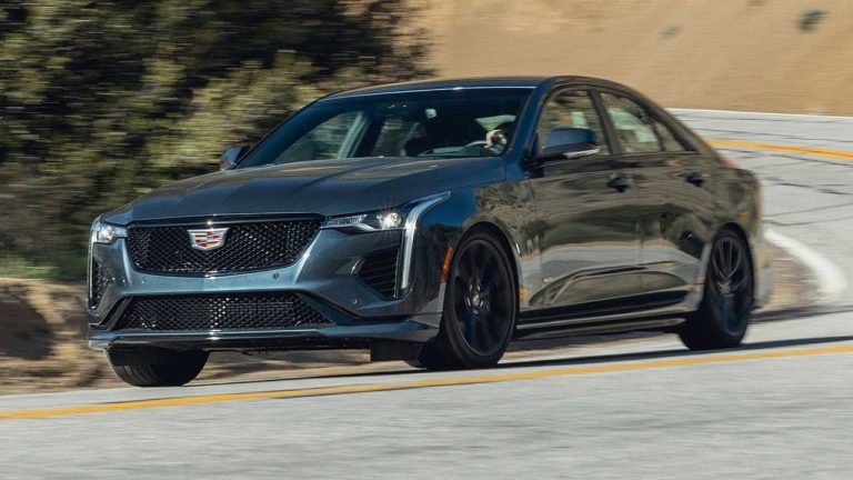 پشت فرمان کادیلاک CT4-V