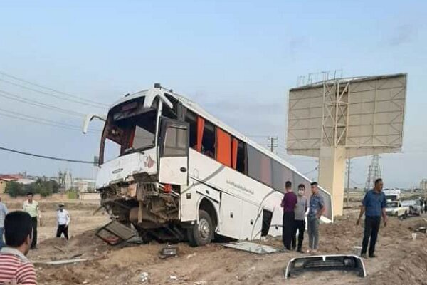 برخورد اتوبوس با وانت نیسان