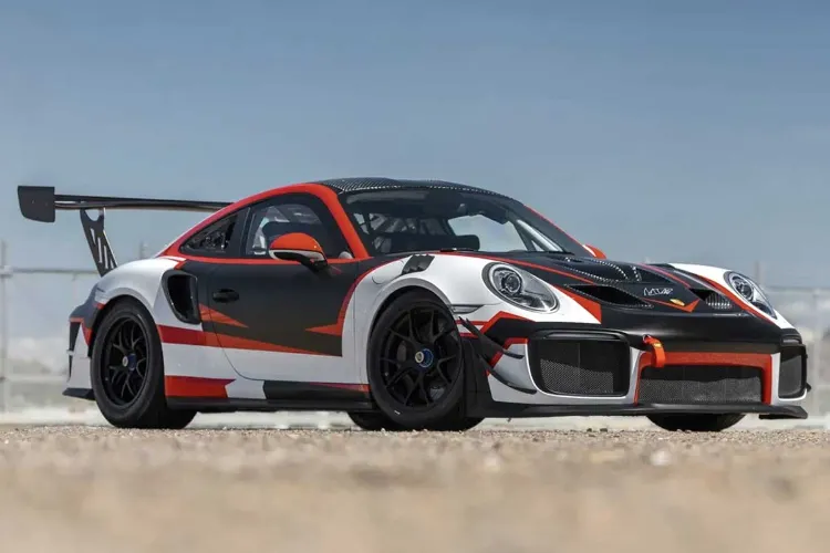 حراج پورشه 911 GT2 RS مکس وستپن با امضای قهرمان روی داشبورد!