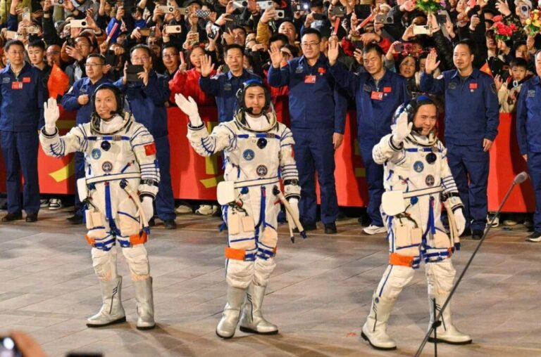 فضانورد چینی