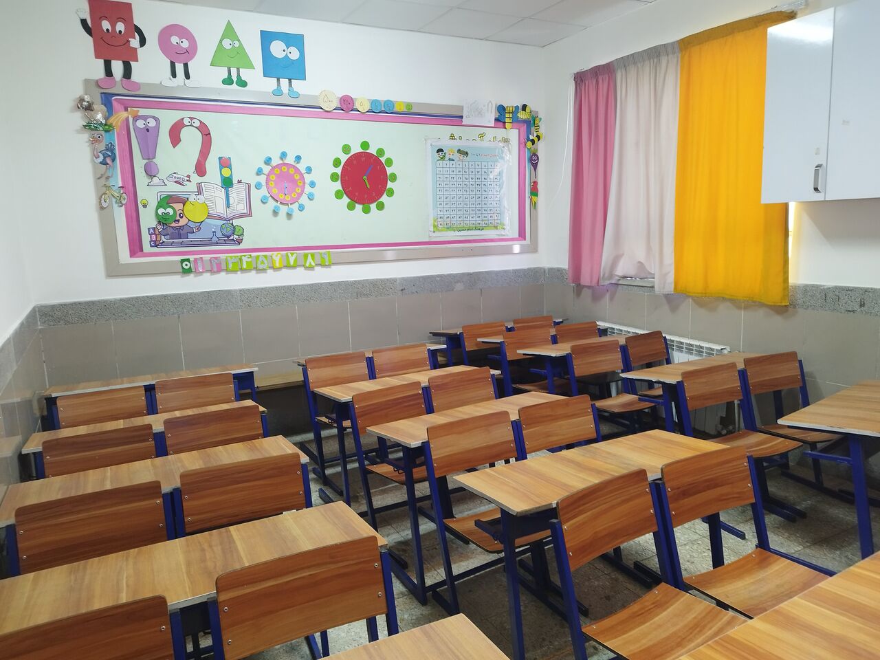 ۳۰۰ کلاس درس