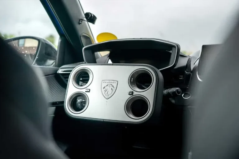 رانندگی با فرمان مستطیل و چهار سوراخ پژو!