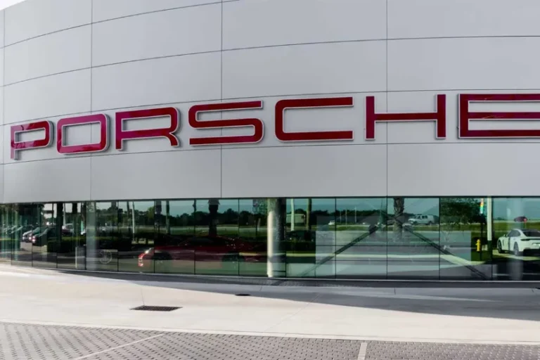 شکایت ۳۰۰ میلیون دلاری یک نمایندگی از پورشه به دلیل زورگویی!