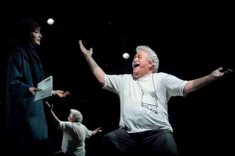 «خندیدن زیر مشت و لگد»