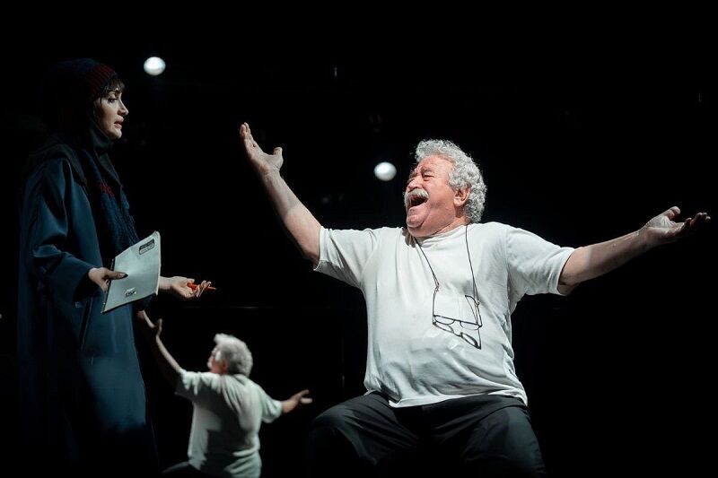 «خندیدن زیر مشت و لگد»