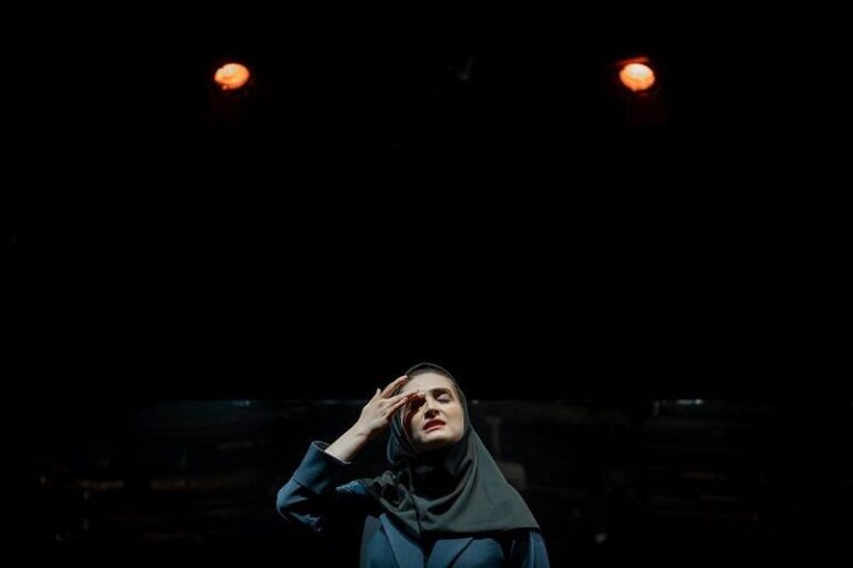 «خندیدن زیر مشت و لگد»