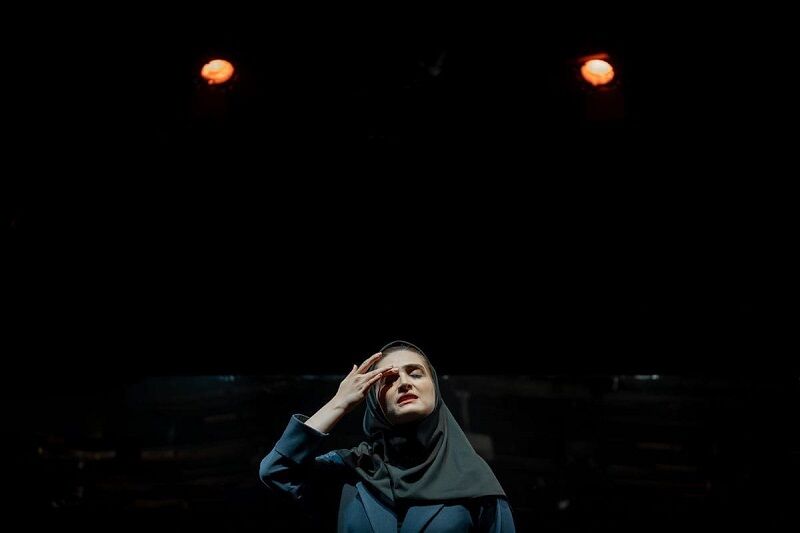 «خندیدن زیر مشت و لگد»