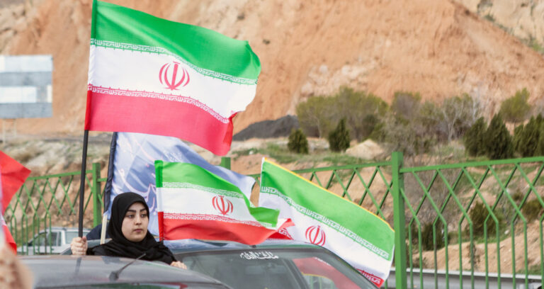 این پرچم زمین نمی‌ماند