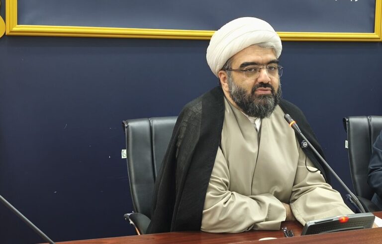 مدیرکل فرهنگی و امور اجتماعی نهاد نمایندگی مقام معظم رهبری در دانشگاه ها گفت: بر اساس اعلام مسئولان سازمان حج و زیارت تاکنون مانعی در اعزام حجاج به حج تمتع نبوده است و این نهاد نیز اکنون با برگزاری جلسات مستمر برای اعزام دانشجویان به عمره مفرده برنامه ریزی می کند.  حجت‌الاسلام والمسلمین سعید کرمی روز چهارشنبه در گفت و گو با خبرنگار علمی ایرنا اظهار داشت: ارتباط با سازمان حج و زیارت برقرار است و به محض اینکه زمان و سهمیه عمره دانشجویی اعلام شود نهاد در این رابطه فعالیت خود را آغاز می کند.  وی ادامه داد: اگر شرایط به همین نحو باشد و تغییری در رفتار عربستان صورت نگیرد برنامه اعزام دانشجویان به عمره مفرده همانند سال گذشته بوده و تغییری نخواهد کرد.  مدیرکل فرهنگی و امور اجتماعی نهاد نمایندگی مقام معظم رهبری در دانشگاه ها یادآور شد: سال گذشته 8 هزار ظرفیت عمره دانشجویی داشتیم و برای امسال نیز این ظرفیت افزایش یافته و به ۱۲ هزار نفر رسیده است.  حجت‌الاسلام کرمی بیان داشت: تاکنون در این رابطه و هر گونه تصمیم گیری جدید از طرف سازمان حج و زیارت به نهاد نمایندگی مقام معظم رهبری در دانشگاه ها مطلبی اعلام نشده است.  ارتقای سطح سواد رسانه و افزایش مهارت تفکر انتقادی دانشجویان در دوره پساجنگ  وی در پاسخ به سوال خبرنگار ایرنا مبنی بر اینکه نهاد چه برنامه های برای دوره پساجنگ در دانشگاه ها دارد، هم توضیح داد: با توجه به حوادث اخیر و جنگ، بخش فرهنگی نهاد رهبری برنامه هایی برای دوره پساجنگ در دانشگاه ها در نظر گرفته و بخش قابل توجهی از پیگیری ها، ناظر به تکالیف دستگاه های مسئول در حوزه آموزش عالی است.  مدیرکل فرهنگی و امور اجتماعی نهاد نمایندگی مقام معظم رهبری در دانشگاه ها افزود: با پیگیری های انجام شده متوجه شدیم وزارت بهداشت، وزارت علوم و دانشگاه آزاد اسلامی در تدارک هستند تا در شرایط آموزش مجازی، ارتباط خود را با دانشجویان حفظ کنند و در اوقات فراغت تابستان و تا قبل از آغاز سال تحصیلی اقداماتی را برای آماده کردن فضای دانشگاه ها را به انجام برسانند.  حجت‌الاسلام کرمی اظهار داشت: نهاد نمایندگی مقام معظم رهبری در دانشگاه ها نیز در کنار برنامه‌های این دو وزارتخانه و دانشگاه، مجموعه ای از فعالیت های مختلف در فضای مجازی را متناسب با شرایط مجازی دانشگاه ها و همچنین ناظر بر اوقات فراغت تابستان دانشجویان تدارک دیده است تا بتوانیم با استفاده از ظرفیت های موجود با فعالان فرهنگی و سیاسی دانشگاه هایی که کنشگر هستند ، ارتباط برقرار کرده و آنها را توانمند کنیم.  وی ادامه داد: ارتقای سطح سواد رسانه و افزایش مهارت تفکر انتقادی دانشجویان از جمله برنامه‌هایی است که با جدیت در دوره پساجنگ در دانشگاه‌ها دنبال خواهیم کرد زیرا ما از این ناحیه آسیب زیادی دیده ایم و دانشجویان برای مواجهه با این جنگ شناختی واکسینه نشده‌اند.  مدیرکل فرهنگی و امور اجتماعی نهاد نمایندگی مقام معظم رهبری در دانشگاه ها تاکید کرد: واکسن این توانمندی در میان دانشجویان، سواد رسانه ای و اشراف بر طراحی الگوریتمی دشمن در فضای شبکه های اجتماعی و بستر مجازی و همزمان در دانشجویان دغدغه مند است.  حجت‌الاسلام کرمی موضوع مهم دیگر را آموزش مهارت های روایتگری به دانشجویان عنوان کرد و یادآور شد: این موضوع که چگونه می توانیم در این شرایط به روایت حقیقت و واقعیت های جنگ شناختی و جلوگیری از انعکاس روایت های دروغ که در آن قرار گرفته ایم، کمک کنیم از دیگر برنامه‌های نهاد نمایندگی مقام معظم رهبری در دانشگاه ها است.