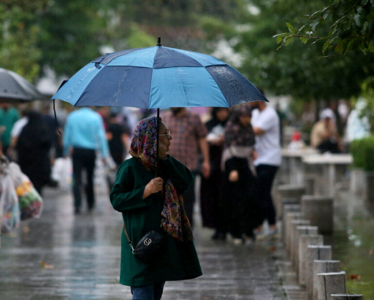 رگبار باران و رعد و برق