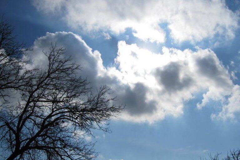 وزش باد و آسمان نیمه‌ابری
